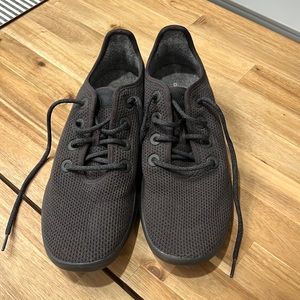Like new Mens Allbirds tree runners size 12